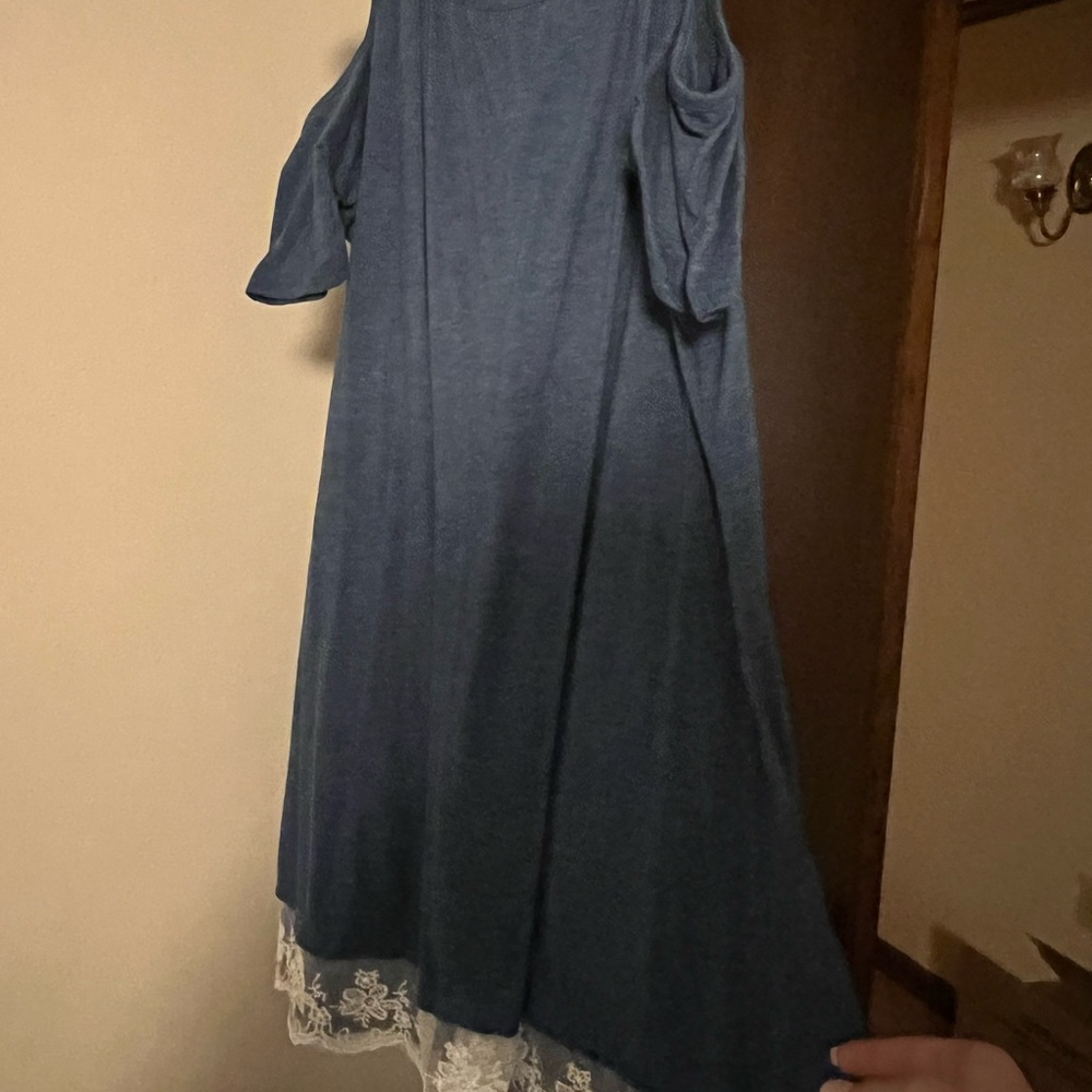 Cold shoulder tunic with lace detail on front hem